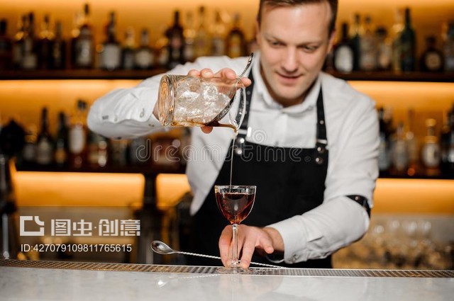 寒夜暖光 高腳杯中的冷冽威士忌
